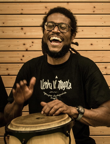 Mestre Bobby spielt Conga beim Capoeira-Angola-Training Dresden